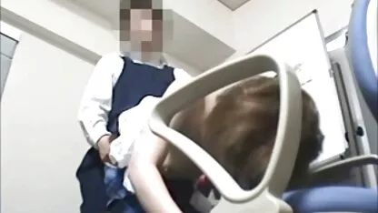 Um grupo de homens olhando para uma garota frágil as melhores novinhas transando em três buracos