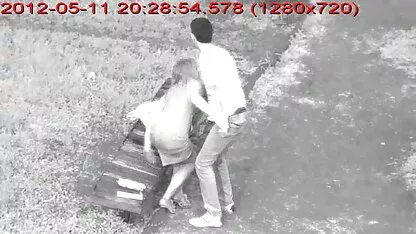 O homem usa todos os melhores pornos os buracos de cabelo castanho