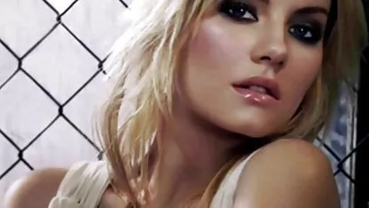 Incansável puta estava deitado no chão e xvideos os melhores do mundo vagina Masturbação na frente do espelho