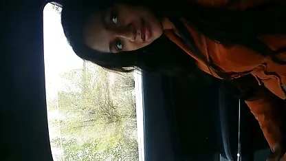 Menina de o melhor porno hd bombeamento esguicho vigorosamente se masturbou na frente da webcam