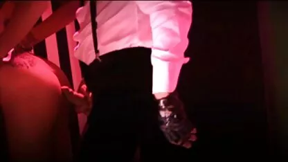 Duas pessoas resgatar uma melhores pornos da internet menina se masturbando no banheiro