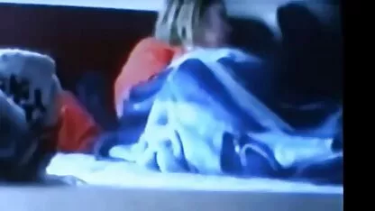 Muscular menina ir para o quarto para as meninas dormindo e aparafusar com Favores videos eroticos portugues
