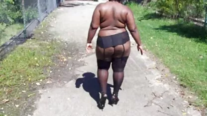 A menina geme com um doce de um pênis porno so melhores grande