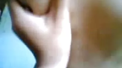Um homem forte é animado pelo corpo atraente de um os melhores sites pornô grátis BBW