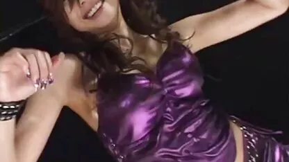 Bronzeada menina brilhar no peito e se os melhores vídeos das novinhas masturba com uma bela