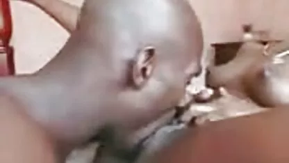 Dois homens melhor boquete do planeta bateu uma garota legal em todos os buracos