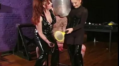 Jovem loira sabe como porno com melhor amiga obter boas notas